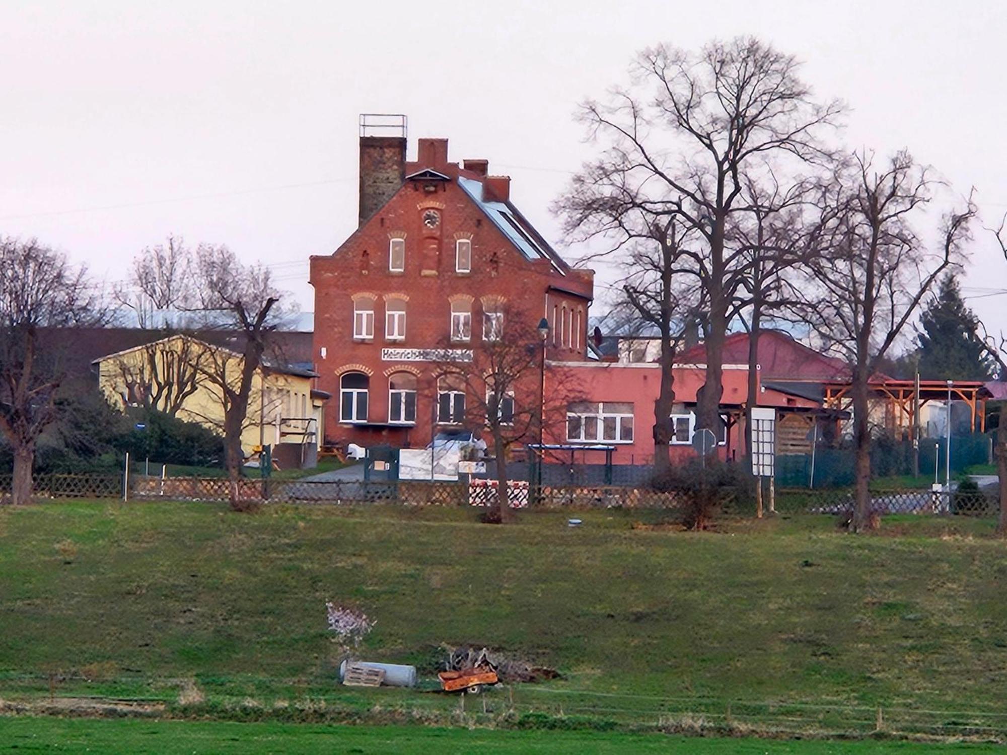 Gaestewohnung Heinrich Heine Schule Bad Dürrenberg 外观 照片